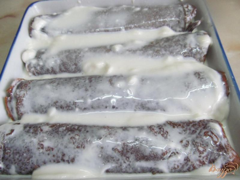 Фото приготовление рецепта: Шоколадные блины с творогом курагой и инжиром шаг №7