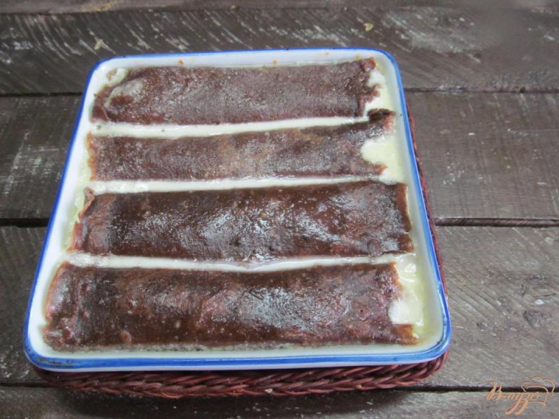 Фото приготовление рецепта: Шоколадные блины с творогом курагой и инжиром шаг №8