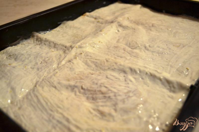 Фото приготовление рецепта: Сырные чипсы из лаваша шаг №3