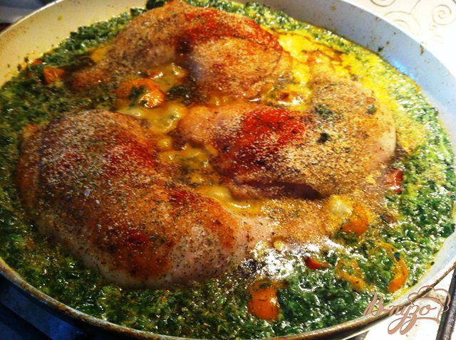 Фото приготовление рецепта: Куриные окорчка в соусе из шпината шаг №8