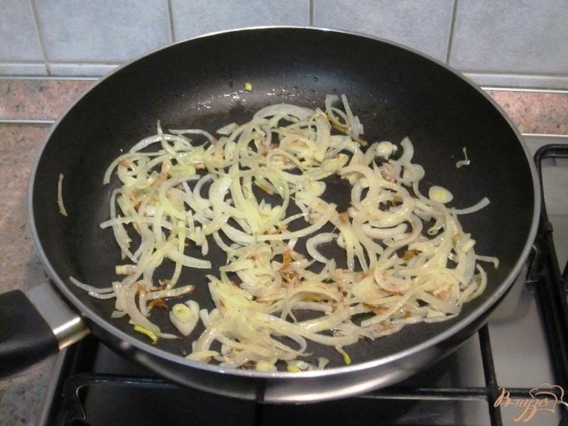 Фото приготовление рецепта: Грибы с картофелем и кукурузой шаг №4
