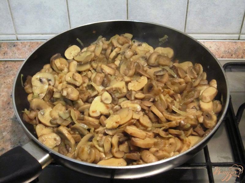 Фото приготовление рецепта: Грибы с картофелем и кукурузой шаг №6