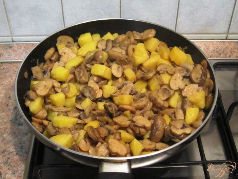 Фото приготовление рецепта: Грибы с картофелем и кукурузой шаг №9