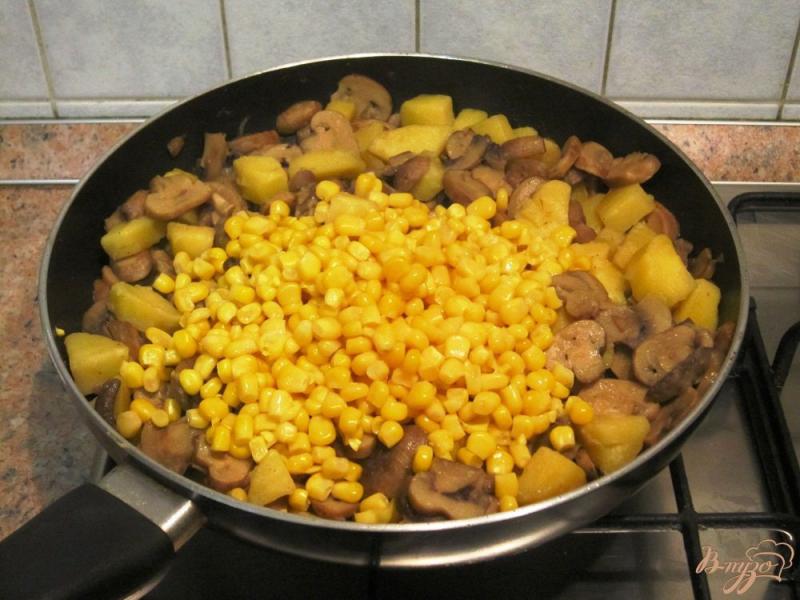 Фото приготовление рецепта: Грибы с картофелем и кукурузой шаг №10