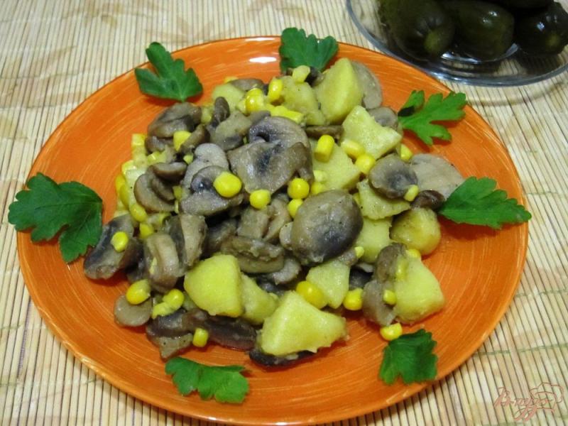 Фото приготовление рецепта: Грибы с картофелем и кукурузой шаг №11