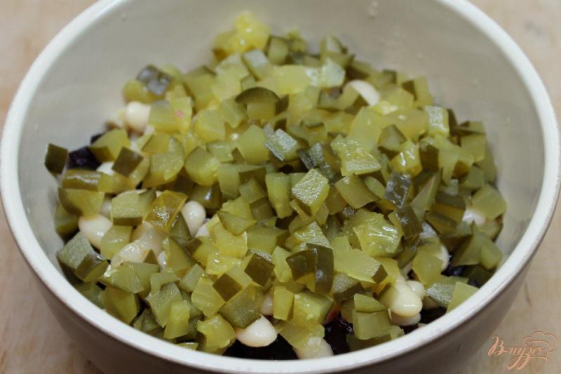 Фото приготовление рецепта: Салат из свеклы, фасоли и соленого огурчика. шаг №3