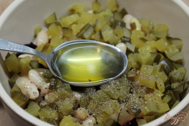 Фото приготовление рецепта: Салат из свеклы, фасоли и соленого огурчика. шаг №5