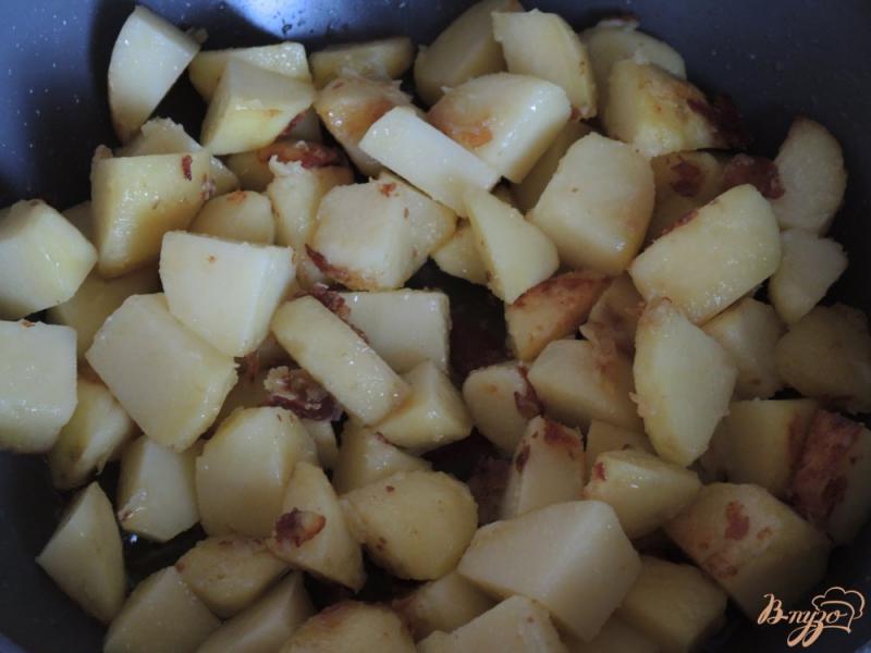 Фото приготовление рецепта: Жаркое из тушёнки и картофеля шаг №6