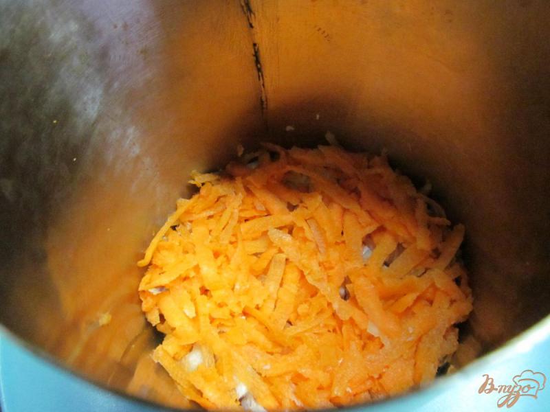 Фото приготовление рецепта: Салат из куриного мяса с морковью и яблоком шаг №3