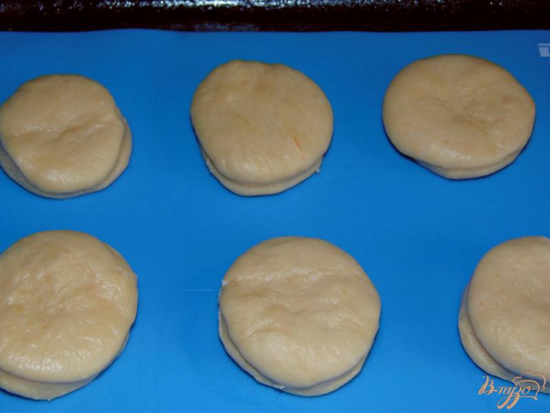 Фото приготовление рецепта: Постное томатное печенье шаг №4