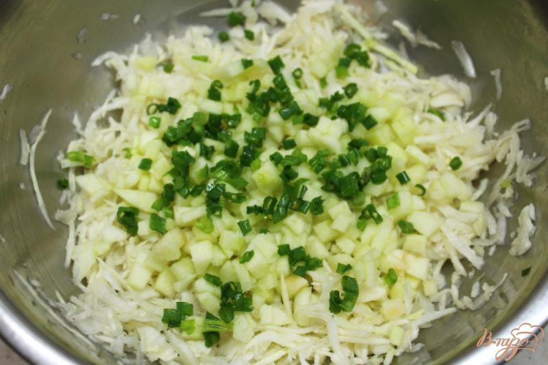 Фото приготовление рецепта: Салат из капусты с яблоком и грецкими орехами шаг №4
