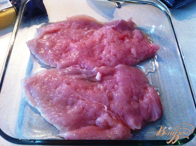 Фото приготовление рецепта: Куриные отбивные с грибами шаг №3