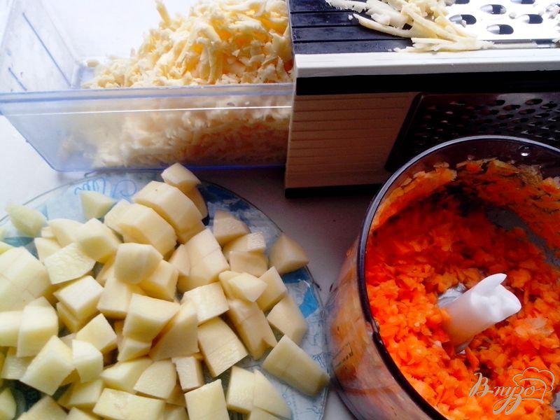Фото приготовление рецепта: Сырный суп с фрикадельками из индейки шаг №3