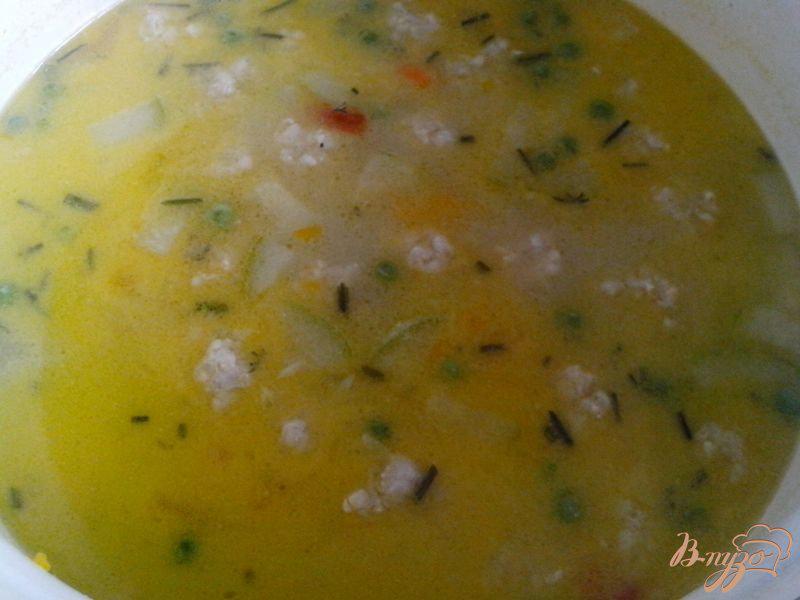 Фото приготовление рецепта: Сырный суп с фрикадельками из индейки шаг №4