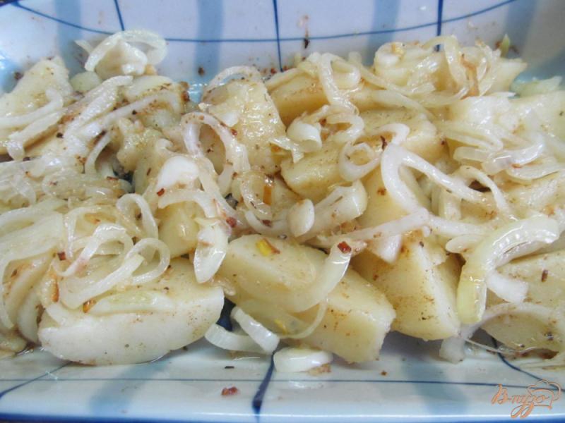 Фото приготовление рецепта: Картофель с луком шаг №4