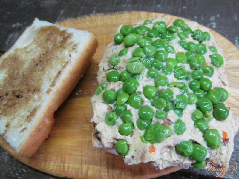 Фото приготовление рецепта: Прессованный бутерброд с паштетом и горошком шаг №3
