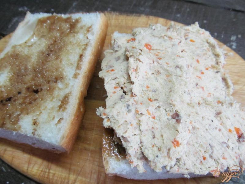 Фото приготовление рецепта: Прессованный бутерброд с паштетом и горошком шаг №2