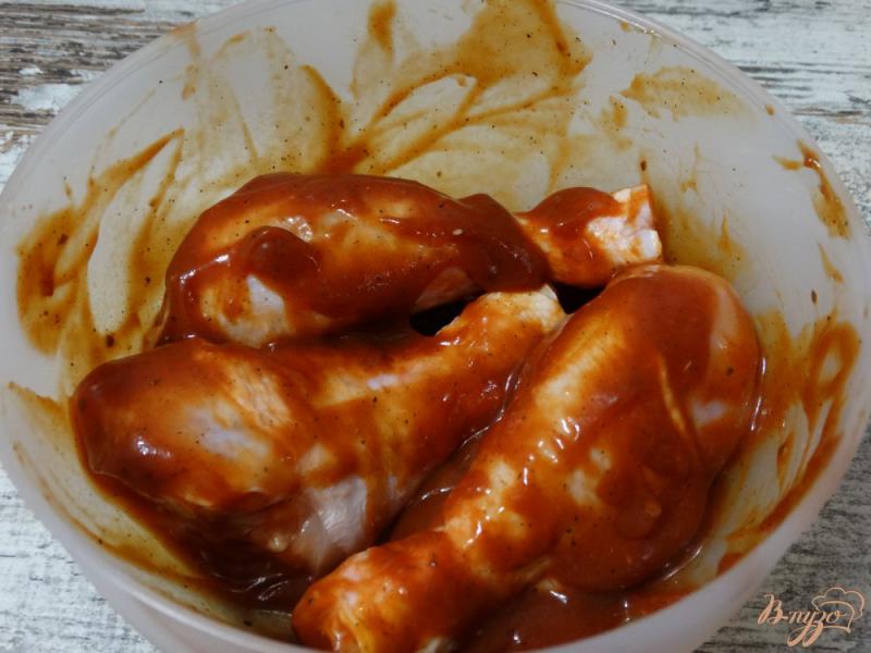 Фото приготовление рецепта: Куриные голени маринованные в кетчупе шаг №3