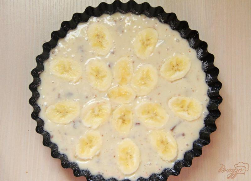 Фото приготовление рецепта: Пирог с бананами и шоколадной крошкой шаг №5