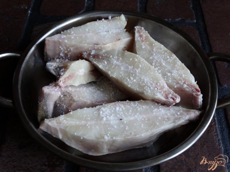 Фото приготовление рецепта: Рыба запеченная с помидорами и сметаной шаг №2
