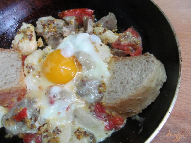 Фото приготовление рецепта: Завтрак из мяса и помидора шаг №7