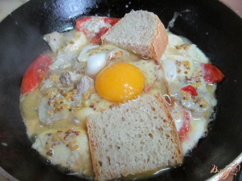 Фото приготовление рецепта: Завтрак из мяса и помидора шаг №6