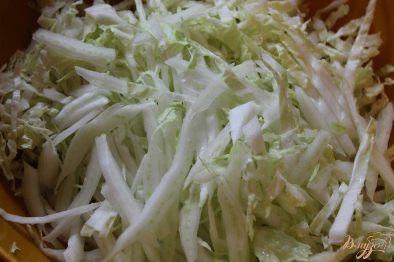Фото приготовление рецепта: Овощной салат с пекинской капусты и свежих овощей с зеленью шаг №1