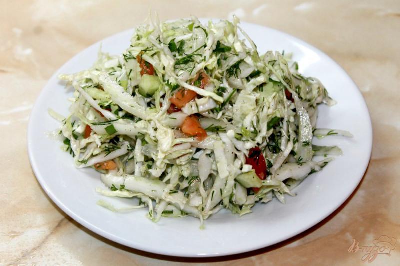 Фото приготовление рецепта: Овощной салат с пекинской капусты и свежих овощей с зеленью шаг №6