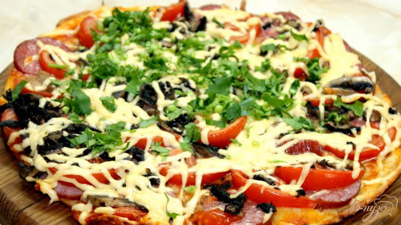 Фото приготовление рецепта: Семейная пицца с колбасой и грибами шаг №7