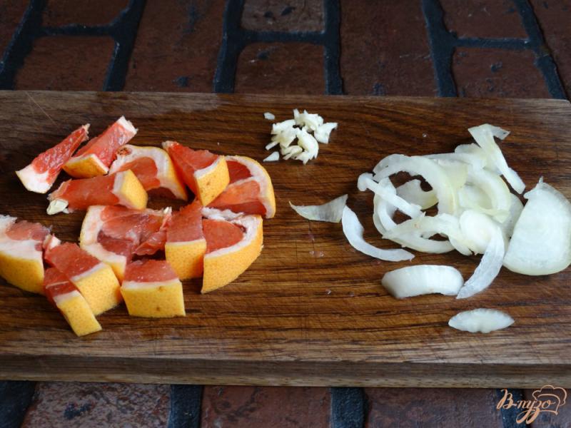 Фото приготовление рецепта: Курица запеченная с грейпфрутом и чесноком шаг №1