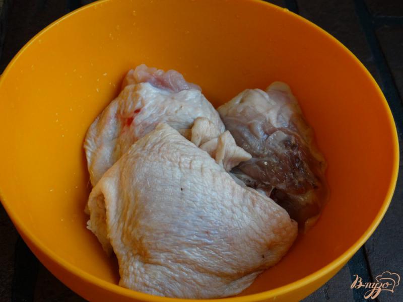Фото приготовление рецепта: Курица запеченная с грейпфрутом и чесноком шаг №2