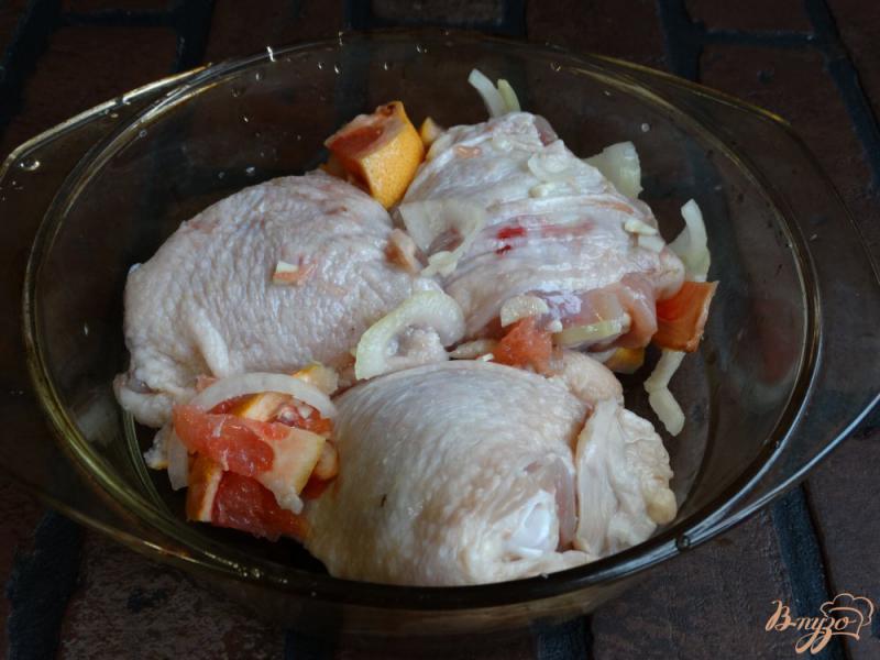 Фото приготовление рецепта: Курица запеченная с грейпфрутом и чесноком шаг №4
