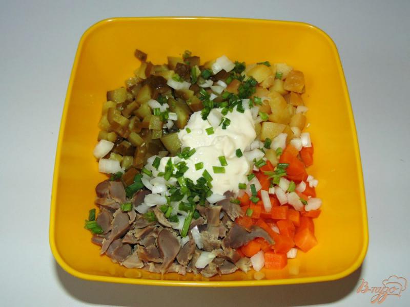 Фото приготовление рецепта: Сытный салат с куриными желудочками шаг №5