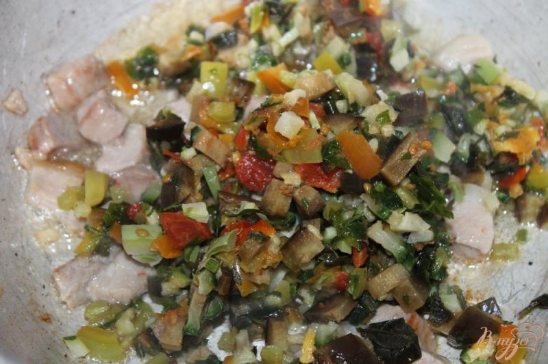 Фото приготовление рецепта: Рис с овощами и свининой в соевом соусе шаг №2