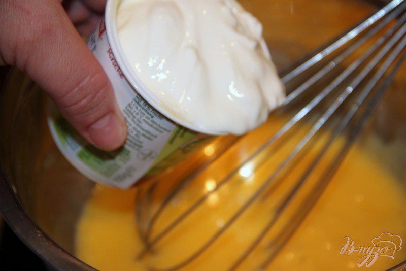 Фото приготовление рецепта: Йогуртовые кексы с шоколадом шаг №2