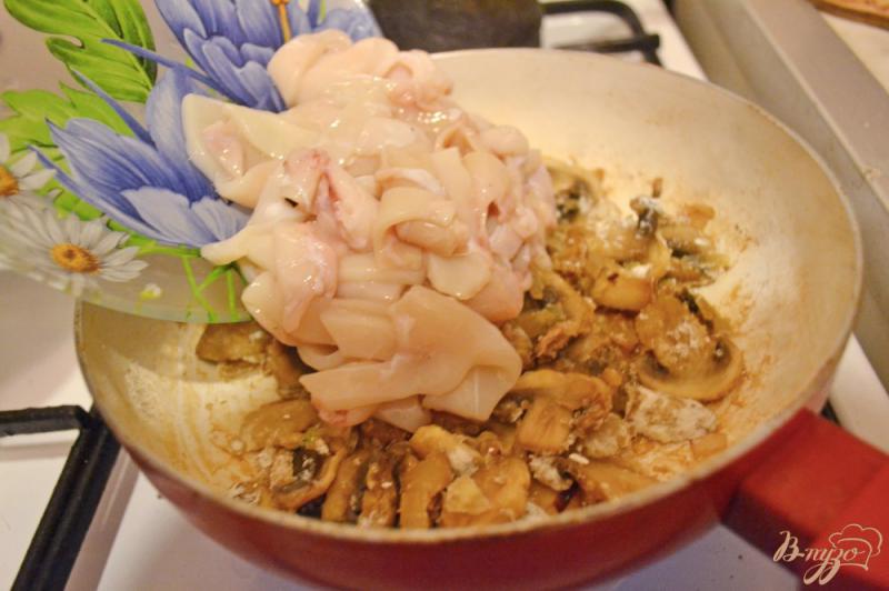 Фото приготовление рецепта: Кальмары, тушеные с грибами шаг №6
