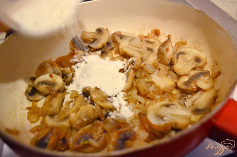 Фото приготовление рецепта: Кальмары, тушеные с грибами шаг №5