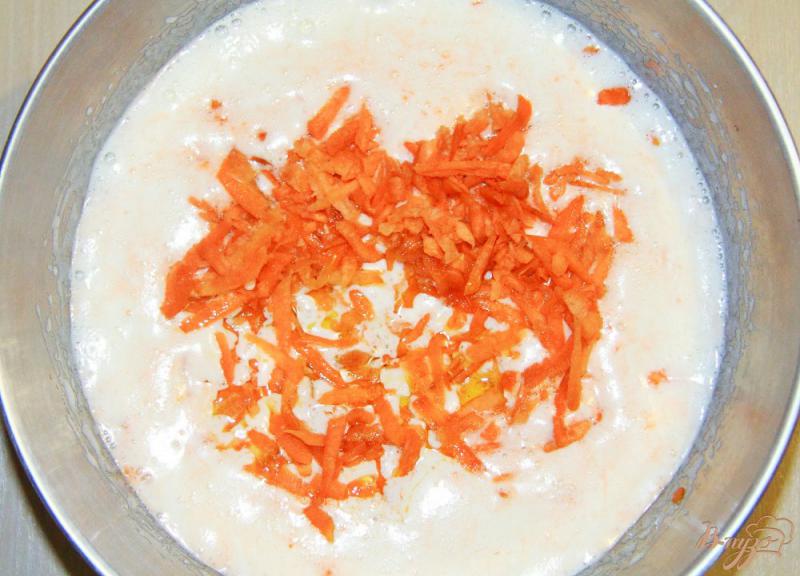 Фото приготовление рецепта: Морковный пирог с изюмом и апельсиновой цедрой шаг №2