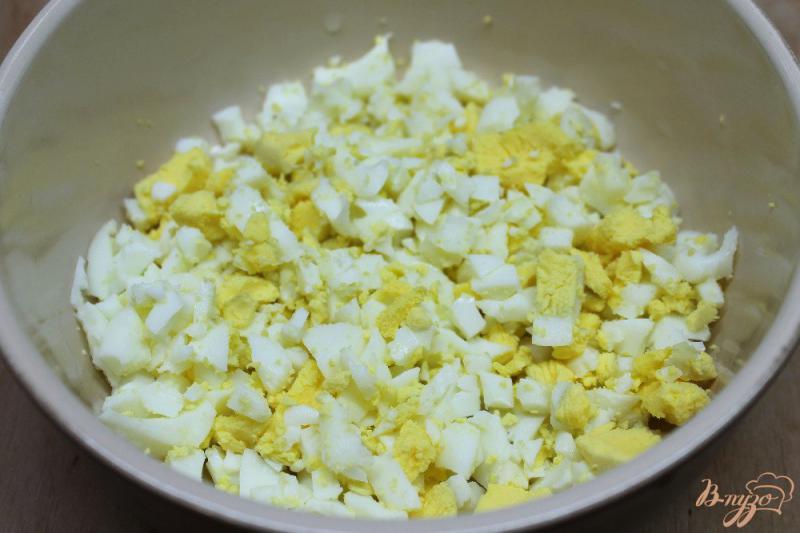 Фото приготовление рецепта: Салат из морской капусты с яйцом и болгарским перцем шаг №1