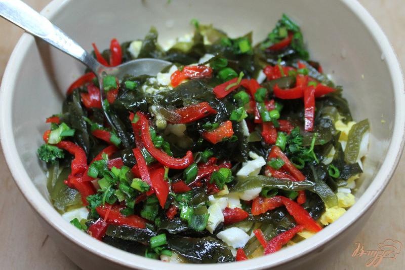 Фото приготовление рецепта: Салат из морской капусты с яйцом и болгарским перцем шаг №5