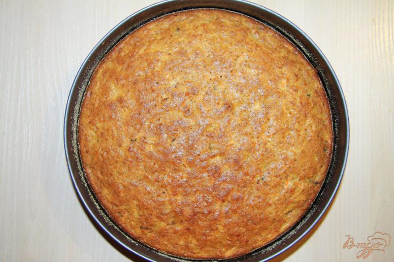 Фото приготовление рецепта: Морковный пирог с изюмом и апельсиновой цедрой шаг №7