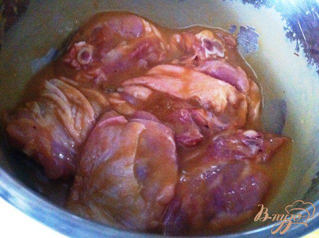 Фото приготовление рецепта: Остро-сладкие куриные бедрышки шаг №4