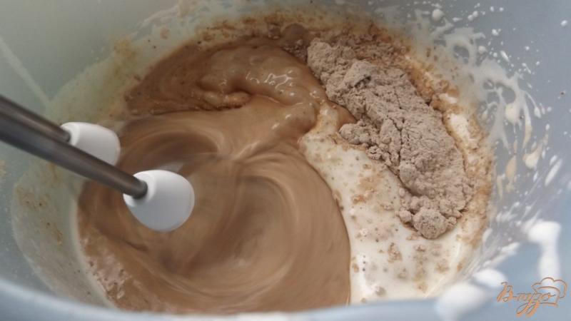 Фото приготовление рецепта: Шоколадные маффины с начинкой шаг №4