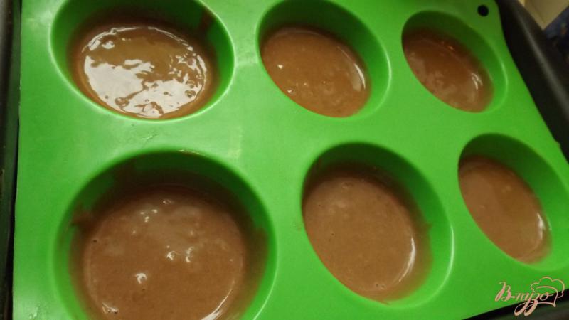 Фото приготовление рецепта: Шоколадные маффины с начинкой шаг №5