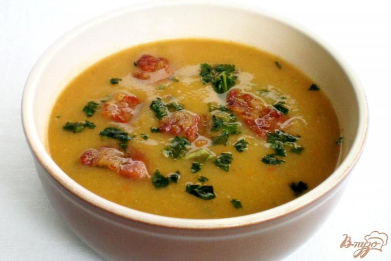 Фото приготовление рецепта: Крем -суп с поджаренной грудинкой, чесноком и шпинатом шаг №5