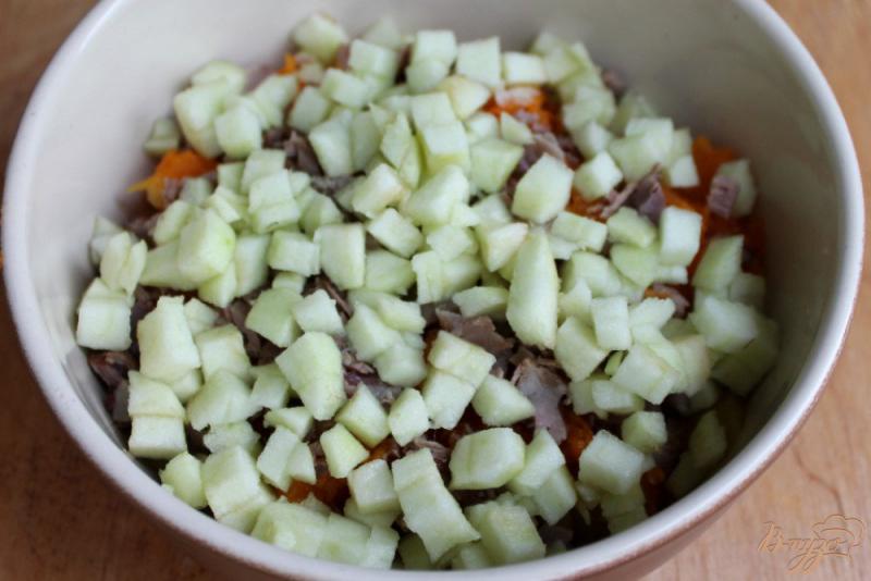 Фото приготовление рецепта: Картофельный салат с печеной тыквой, яблоком и свининой шаг №4