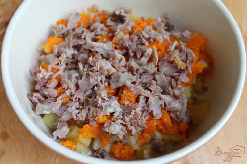 Фото приготовление рецепта: Картофельный салат с печеной тыквой, яблоком и свининой шаг №3
