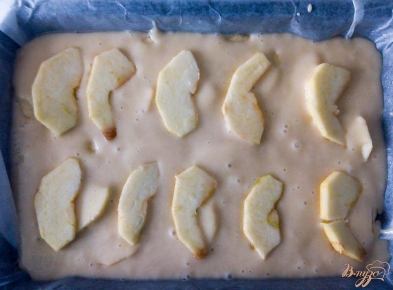 Фото приготовление рецепта: Быстрый рецепт яблочного пирога шаг №8
