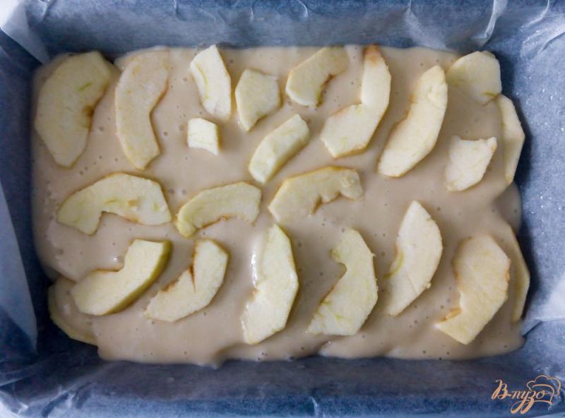 Фото приготовление рецепта: Быстрый рецепт яблочного пирога шаг №7