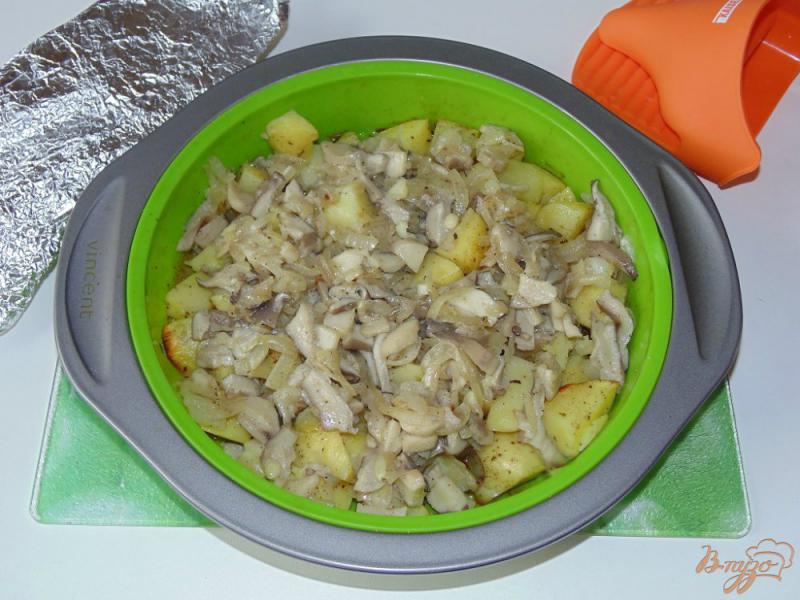 Фото приготовление рецепта: Запеченный картофель с вешенками под сыром шаг №5